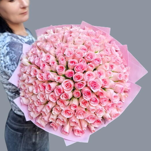 Роскошный монобукет из 151 розы Кения