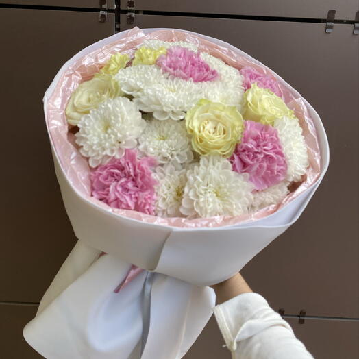 Воздушный букет с розами и диантусами 💗