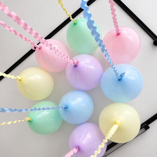 Пастельные гелиевые шары с фактурными лентами под потолок