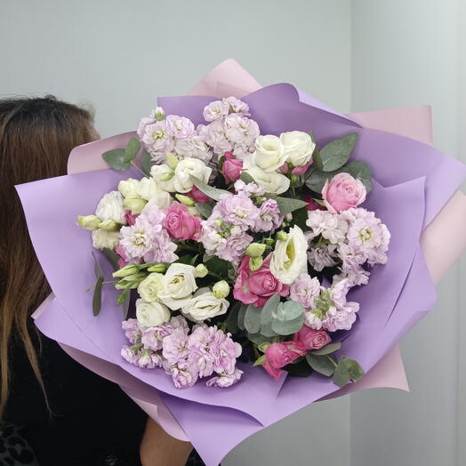 Авторский букет роза пионовидная кустовая, маттиола кустовая, эустома, эвкалипт 03577
