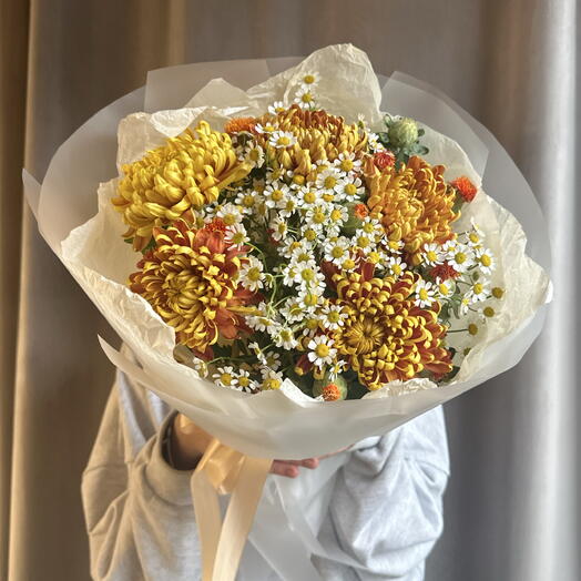Букет хризантем с ромашками