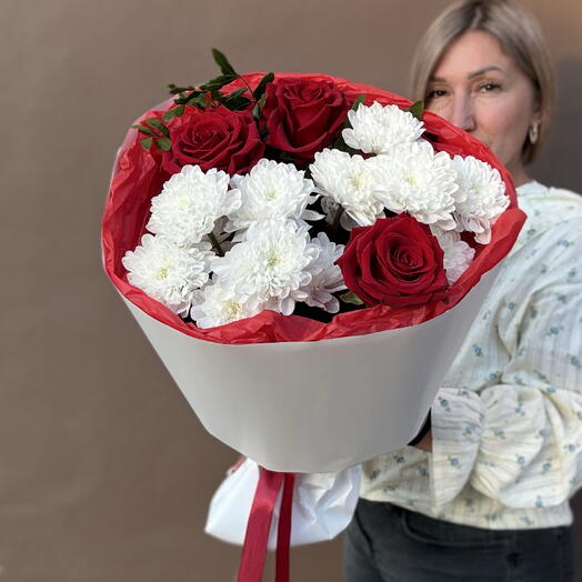 Букет из бордовых роз и белых хризантем