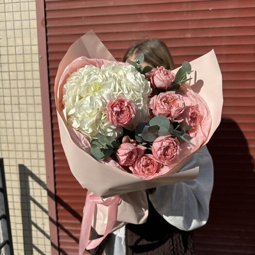 Букет милый 🥰 «нежные касания» в составе гортензия, кустовая роза JULIETTA, эвкалипт