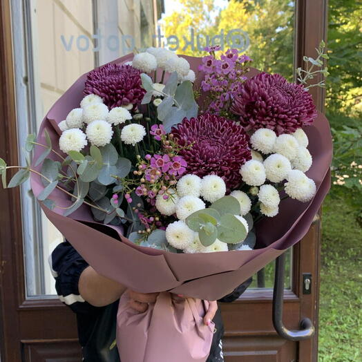 Стойкий букет из одноголовых и кустовых хризантем