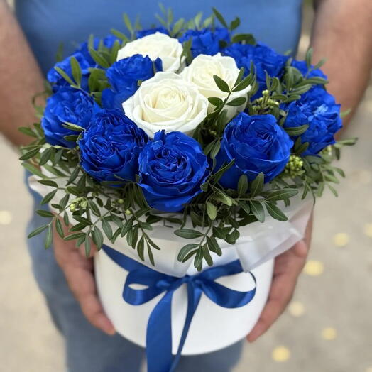 Коробка шляпная из белых и синих роз с пистацией