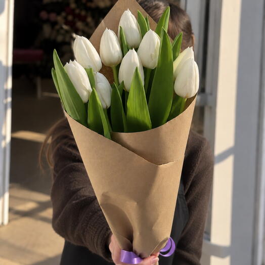 9 белых тюльпанов в крафте | моно букет 💐
