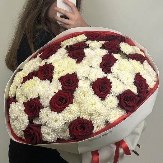 Букет с хризантемой и розами