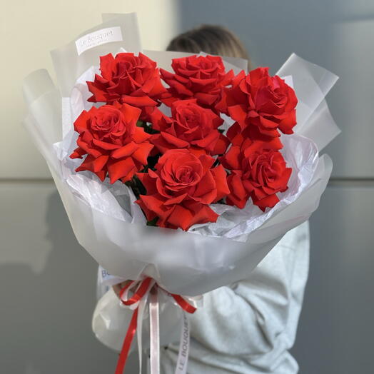 Алые розы букет 7 шт