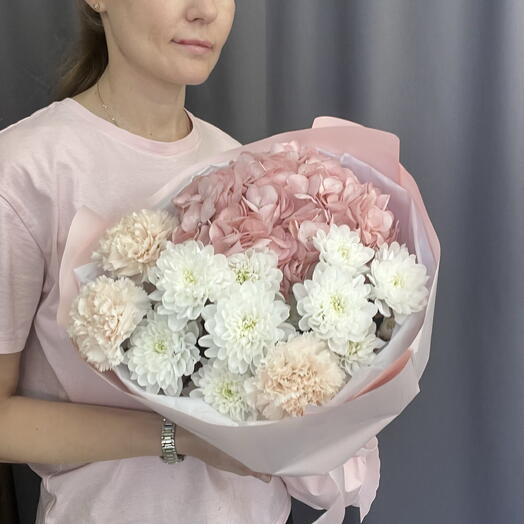 Букет с гортензией и хризантемой