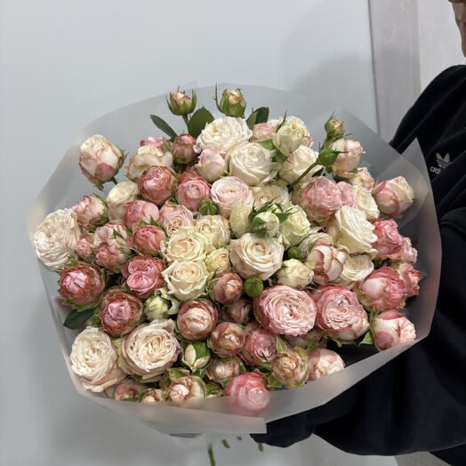 Нежный букет из кустовых роз Басти