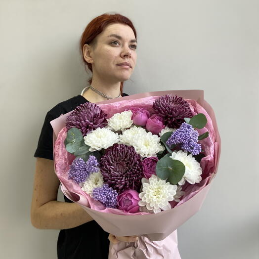Букет с осенними вишневыми хризантемами