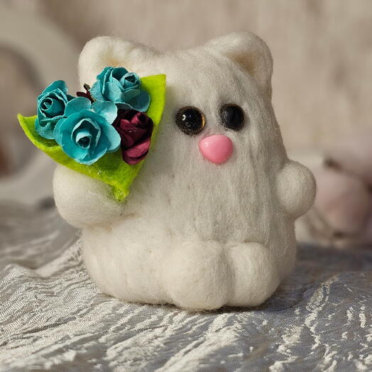 Сваляная игрушка  Котик с цветошками