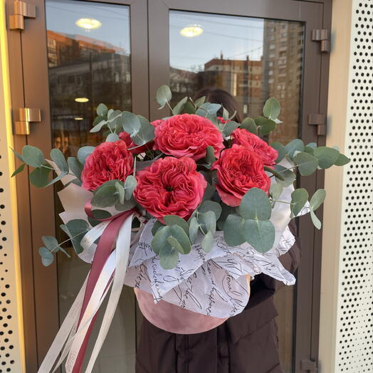 Шляпная коробка из пионовидной розы