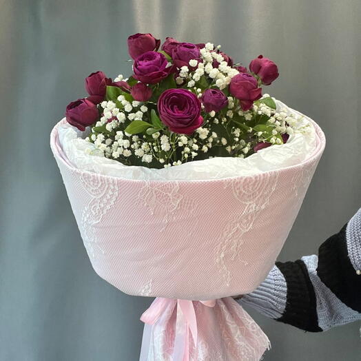 Букет из кустовых роз в кружеве