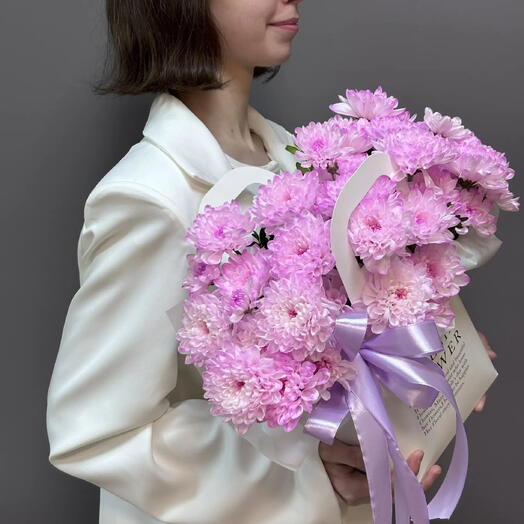 Композиция в сумке из кустовых хризантем
