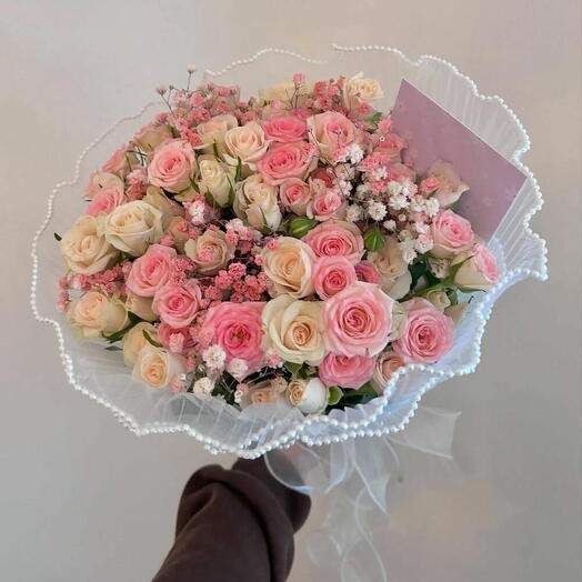 Букет кустовых роз и гипсофилы