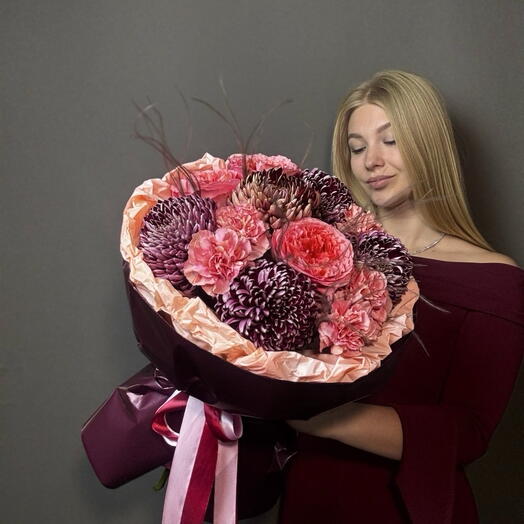 Шикарный букет с пионовидными розами, хризантемой и диантусами