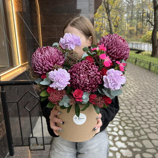 Композиция в шляпной коробке с хризантемой сорта Бигуди