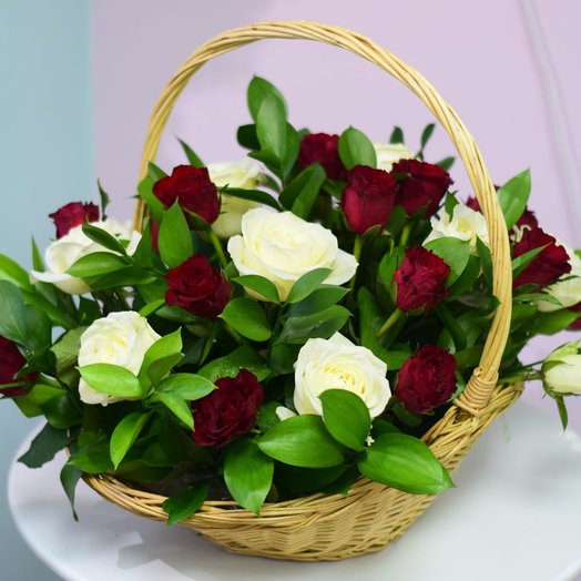 Корзина с 29 розами