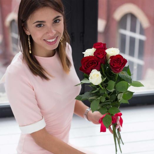 "NK" 7 rosas rojas y blancas cerca de Moscú