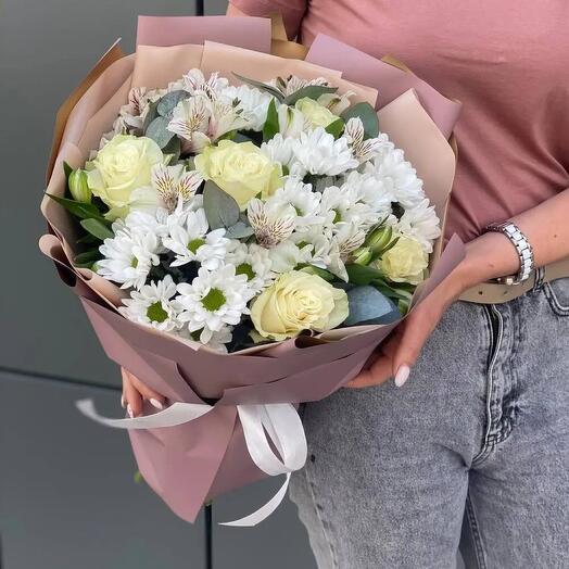 Assembled bouquet of roses and chrysanthemums