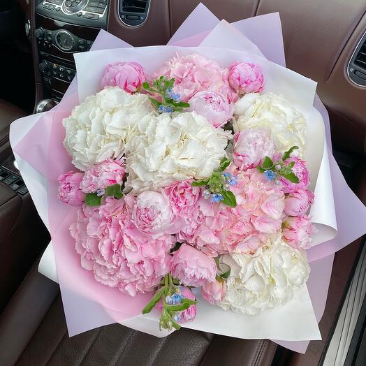 Bouquet of peonies with hydrangeas