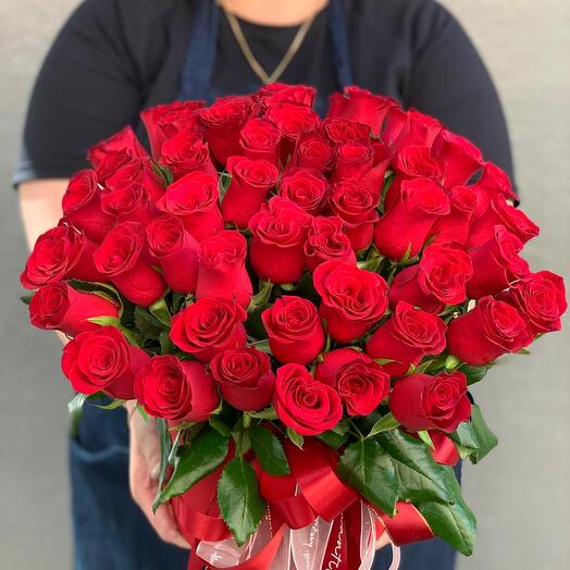 Red roses in a hatbox