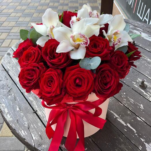 Красные розы и орхидея в шляпной 🌸коробке
