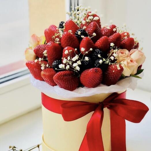 Bouquet of strawberries in a box " Venice "