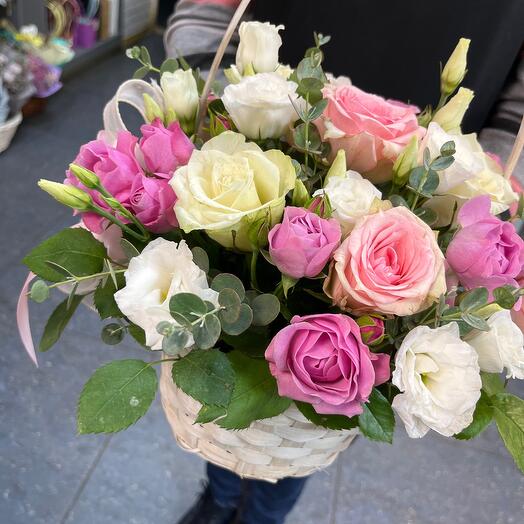 Basket with flowers TO MEET THE DREAM