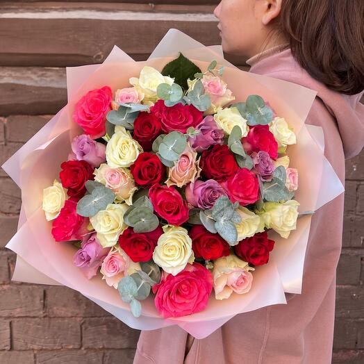 Ramo de 35 rosas Holandesas con eucalipto