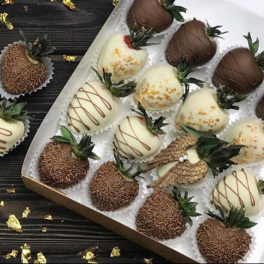Set of chocolate-covered strawberries "Milky Way"