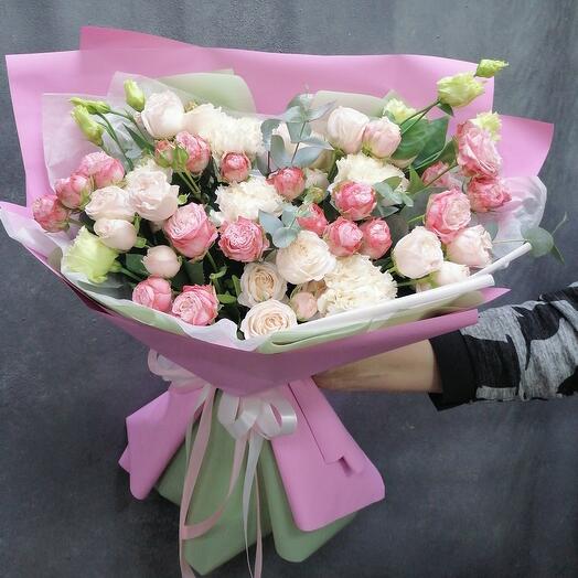 Ramo de Miror con rosas arbustivas en forma de peonía
