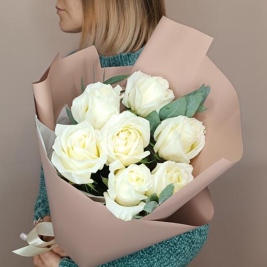 7 rosas blancas / crema con verdes de eucalipto (color de la disponibilidad)