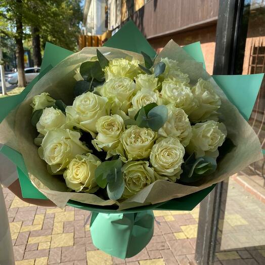 Розы 21 шт с эвкалиптом