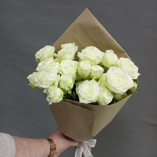 Un ramo de 7 rosas arbustos en la elaboración