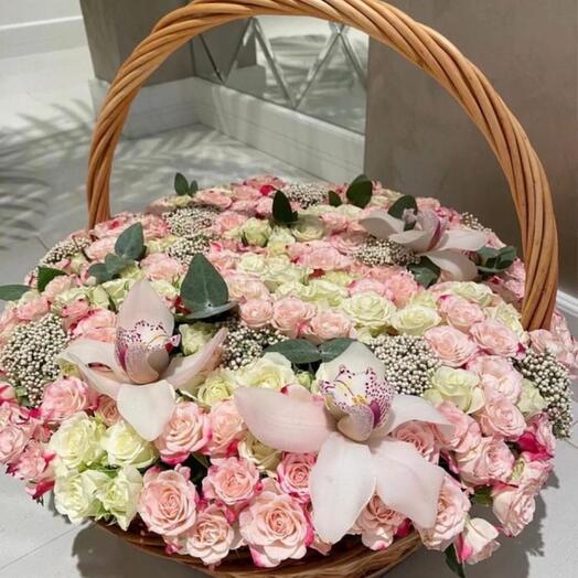 Корзина из кустовых роз