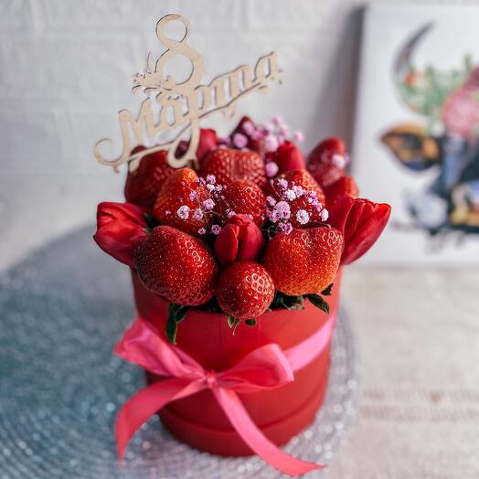 Коробочка с тюльпанами и клубникой