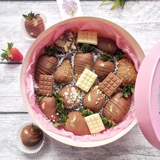 Клубника в шоколаде подарок для любимой мамы/жены
