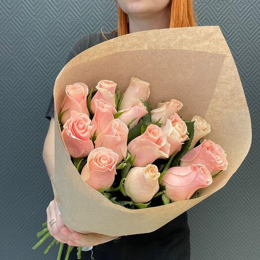 15 нежных роз в крафте