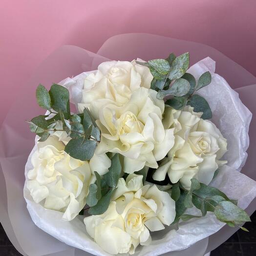 Rosas francesas blancas con eucalipto