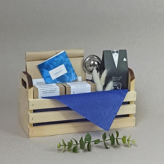Juego de regalo para hombres en una maceta de madera: té, grageas, mermelada