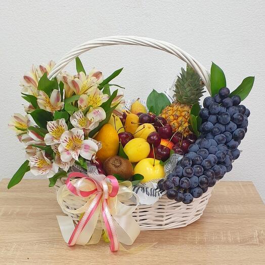 Кошик з квітами і фруктами