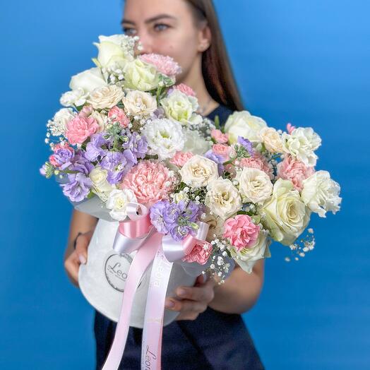 Цвeты в кoрoбкe из нежных роз, диантуса и эустомы. Композиция 718. Leora Flowers дом цветочной моды