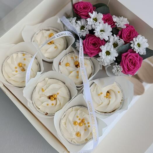 Cupcakes with floral arrangements