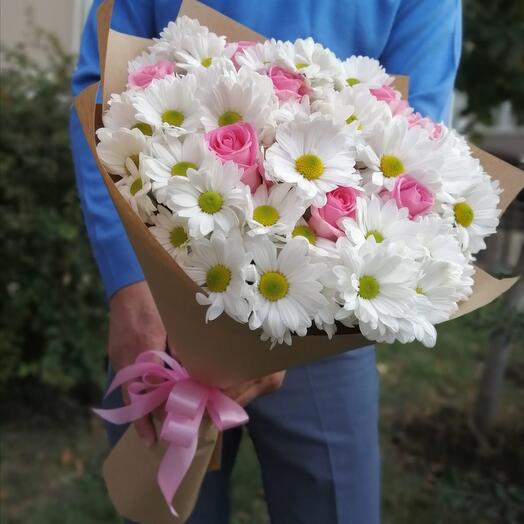 Букет розы в ромашках