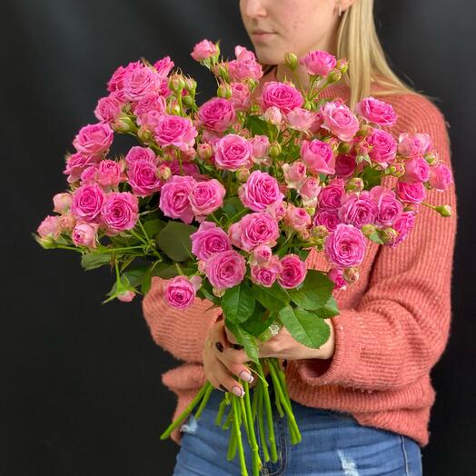 15 розовых кустовых роз с атласной лентой