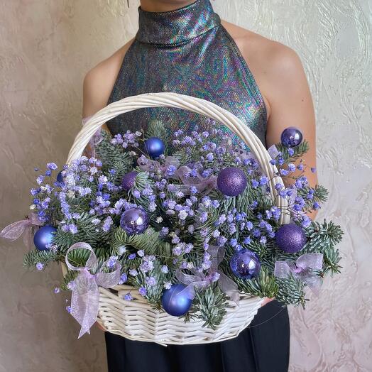 Сиреневая новогодняя корзина