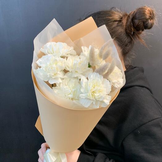Bouquet of white bush dianthuses