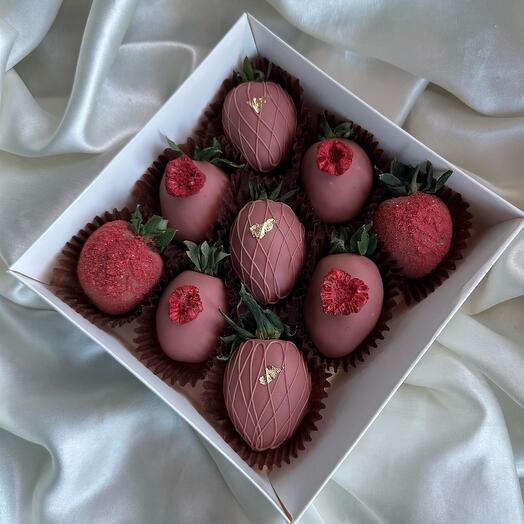 Клубника в розовом шоколаде S